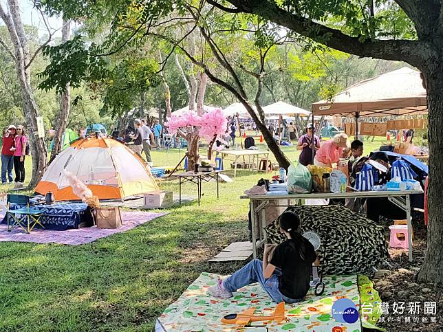 香山步道東方公園重新開放，千坪「野餐趴」民眾樂開懷。圖／記者鄧富珍攝