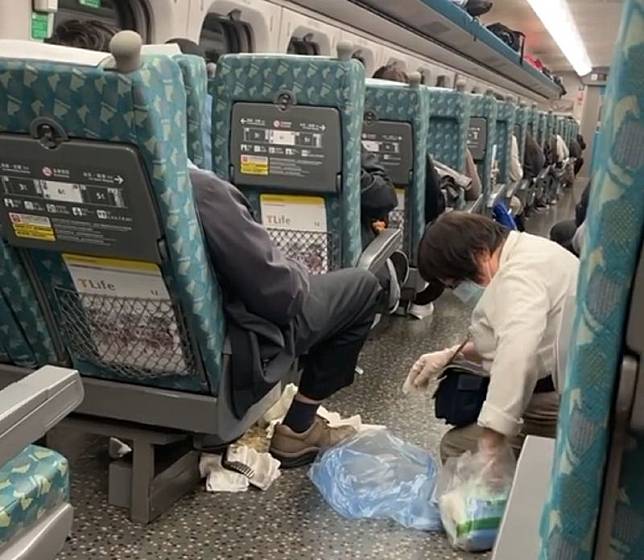 男乘客在高鐵車廂內嘔吐，清潔人員辛苦擦拭。（翻攝自爆料公社）