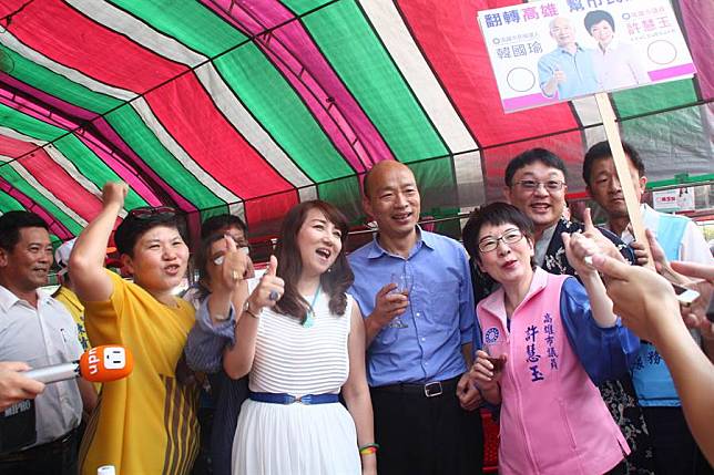 韓國瑜出席鳥松里社區上千人重陽節餐宴活動    受熱情民眾高喊凍選