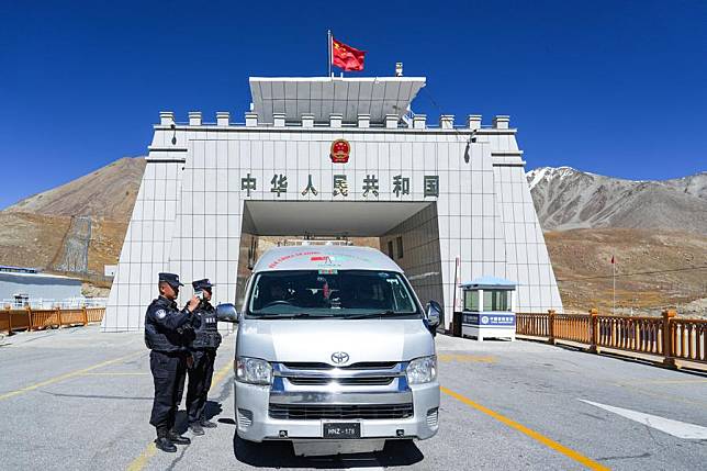 Police officers of Khunjerab border inspection station check a vehicle at the Khunjerab Pass in Kashgar, northwest China's Xinjiang Uygur Autonomous Region, Sept. 20, 2024. (Xinhua/Yi Refanjiang)