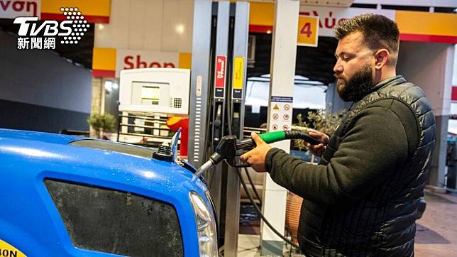 國際油價飆升，希臘國營電視台手把手教偷汽油。（示意圖／達志影像美聯社）