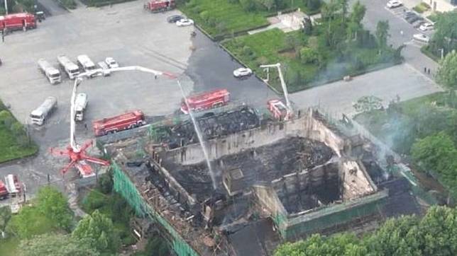河南大學大禮堂被燒至房頂坍塌