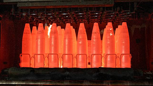 美國賓州斯克蘭頓軍工廠155公釐M795砲彈彈殼製程，圖為2023年4月。美聯社