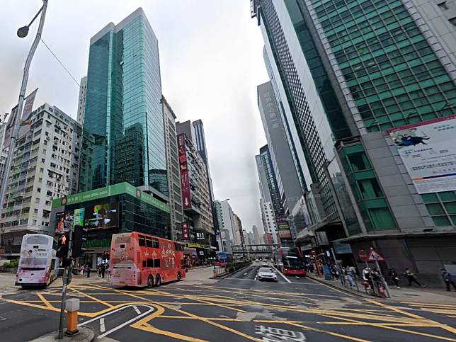 一名女子在旺角提取兩萬元現鈔後，遭賊人強搶手袋。(Google街景截圖)