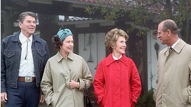 英國女王伊麗莎白二世1983年訪美時曾險遭暗殺，圖左至右為時任美國總統雷根、女王、美國第一夫人南西與菲立普親王。取自雷根圖書館網站