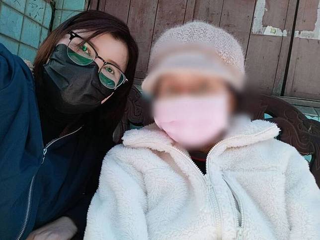 印尼移工阿雅（左）來台從事看護工作，後來在2023年7月正式轉為外國技術人力，為自己未來申請永久居留開啟了一絲可能，她深信「只要我健康、腦袋還好，我就可以繼續做」，終有一天一定能夠成功申請永居。（阿雅提供）中央社記者吳欣紜傳真115年7月4日
