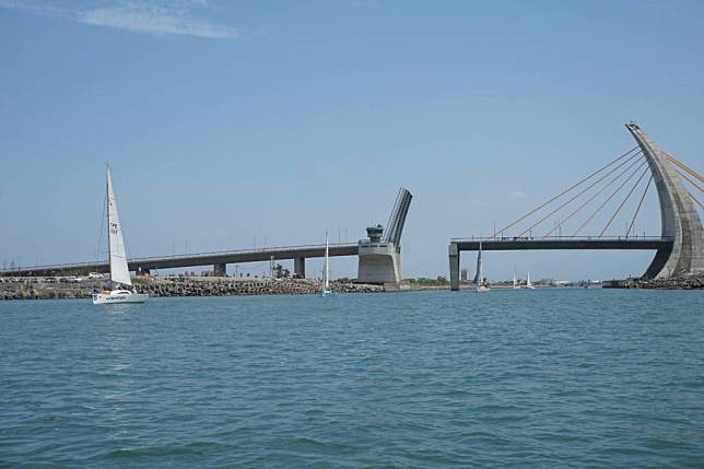 屏東觀光圈１１／８進軍台 北觀光市集日，遊客可以規劃東港大鵬灣遊程，欣賞「鵬灣跨海大橋」開橋秀。（記者鄭伯勝攝）