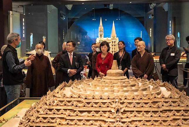 世界宗教博物館「漢先生畫重點：從漢先生的視角看建築」特展，展場共有十大精緻宗教建築模型展出。（世界宗教博物館提供）