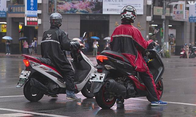 東部雲多偶雨，西部午後防大雨。