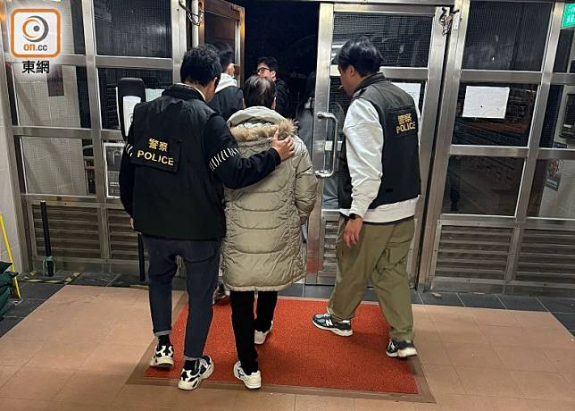 人員帶走被捕老婦。(陳嘉傑攝)