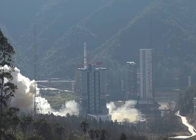 中國今日發射長征二號丙火箭，經過我國南部上空，因此觸發我國「國家級警報」。(取自央視微博)