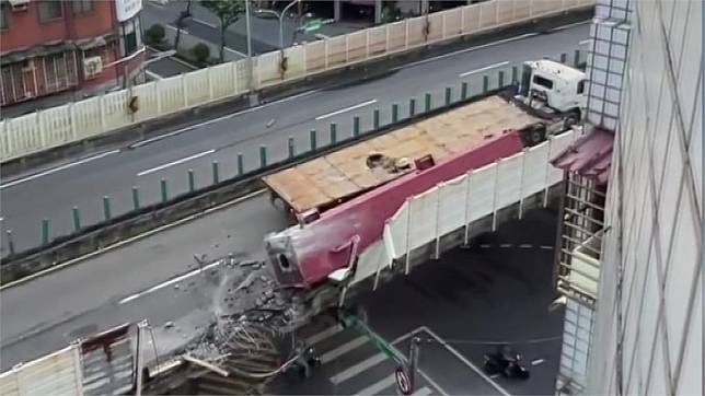 今年8月20日，一輛聯結車行經新北三重台1線中山高架橋往忠孝橋，載運的鋼樑翻落撞毀護欄。圖／台視新聞（資料畫面）