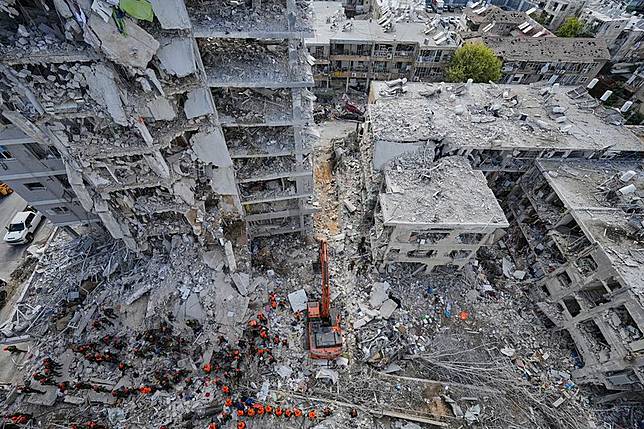 2025年6月15日，以色列中部巴特雅姆（Bat Yam），以色列士兵在伊朗導彈襲擊摧毀的住宅建築瓦礫中搜索。（美聯社）
