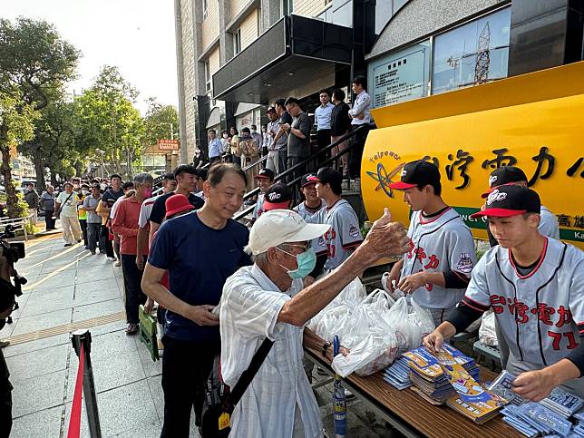 台電高雄區處下午免費發送炸雞塊，民眾領到炸雞塊開心的豎起大拇指恭喜中華隊奪冠。（圖：溫蘭魁攝）