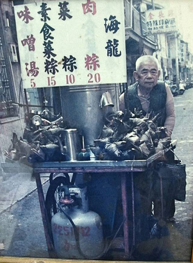 50多年前海龍伯推著推車沿路賣肉粽菜粽，這是至今兒孫們最珍藏的一張照片。