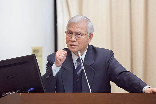 央行總裁楊金龍親上火線說明