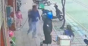 桃園3歲女童當街遭刺！情緒不穩婦人買手搖飲起衝突，小刀攻擊媽媽不成，轉刺女兒背