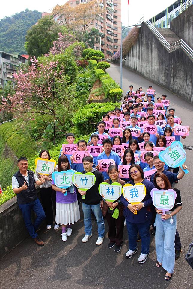 112年大學繁星申請入學放榜，新北市竹林中學錄取率超過六成，其中國立大學錄取率即佔六成，不乏台、清、交、成功、政大等知名大學及醫學相關科，成績相當優異。 圖：竹林中學提供