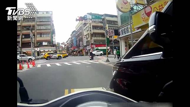 豪華商旅車停等紅燈時遭攔查，警方意外在車上查獲K他命。（圖／TVBS）