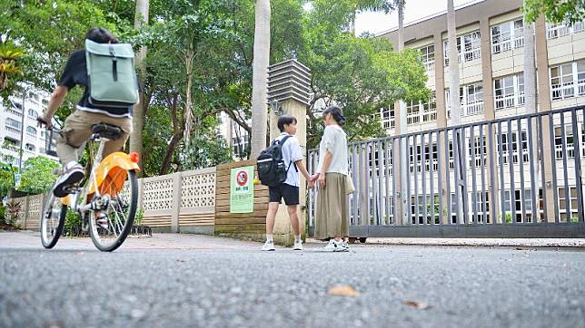 13歲拒學生走到校門前，流著淚說「媽媽對不起，我真的沒辦法......」