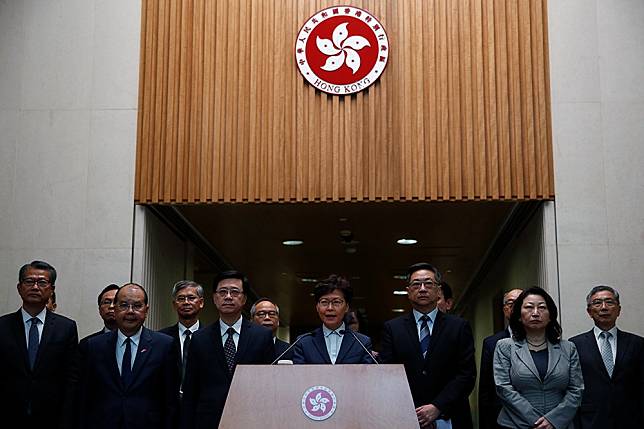 香港行政長官林鄭月娥率領全體問責官員見記者。（湯森路透）