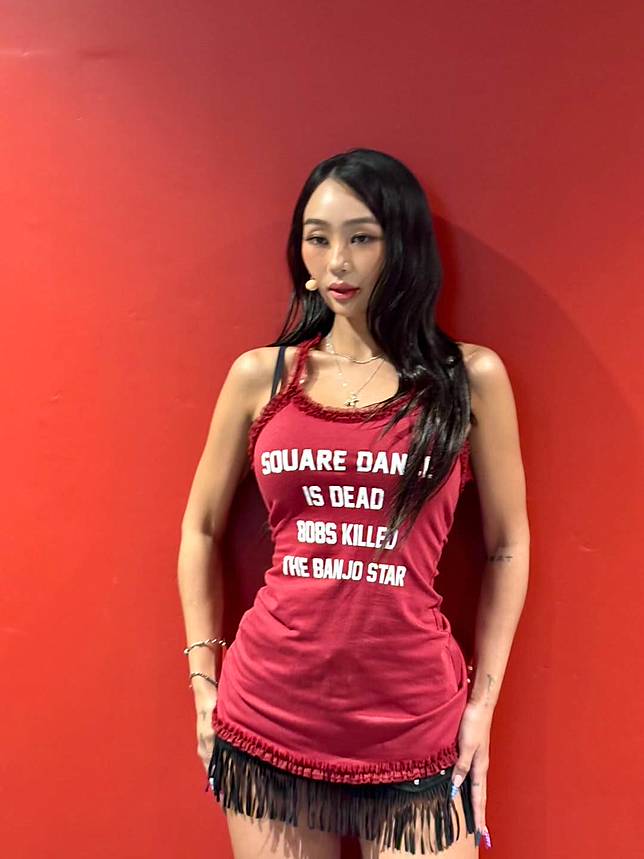 前女團SISTAR隊長孝琳（효린）因手臂過於纖細，整個臉也瘦到變凹引發熱議。（圖／翻攝自孝琳 IG）
