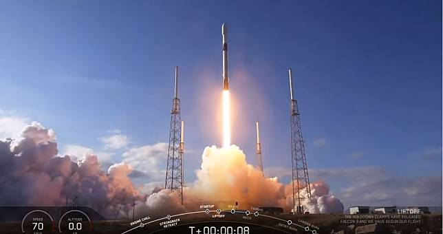 太空探索公司SpaceX透過發射12000顆衛星的星鏈（Starlink）計畫打造覆蓋全球的高速網路，以供商業用途。   圖：取自SpaceX youtube