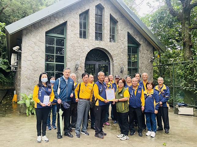 板橋深丘福德宮捐贈善款給新北市愛心育幼院。（新北市社會局提供）