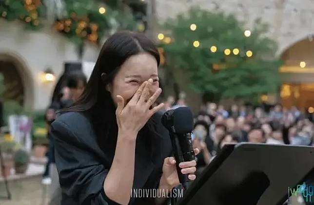 特別來獻唱的閨密白智榮，被現場的溫馨氛圍感染，露出幸福微笑。翻攝iwedding