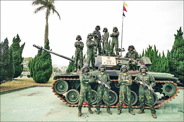 戰車組員與M41A3合影。(軍聞社)
