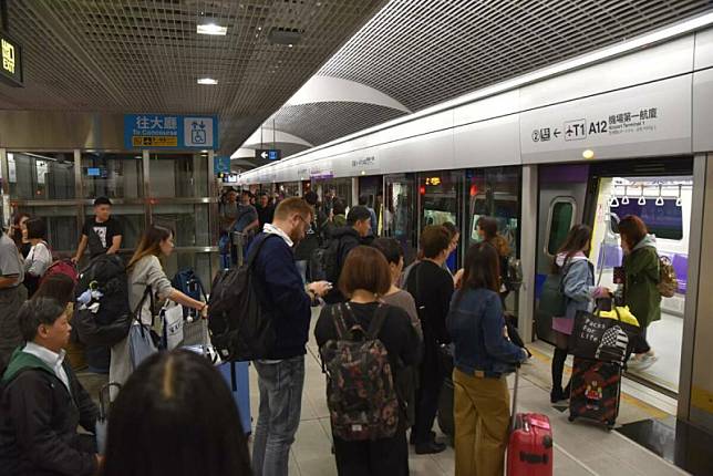 桃捷公司觀察旅客確有搭乘需求，為提供平常上午早班飛機旅客服務，故2月3日起調整方案接續試辦3個月，每日提早於05時30分由A1台北車站發出一班直達機場。 圖：桃園機場捷運公司／提供