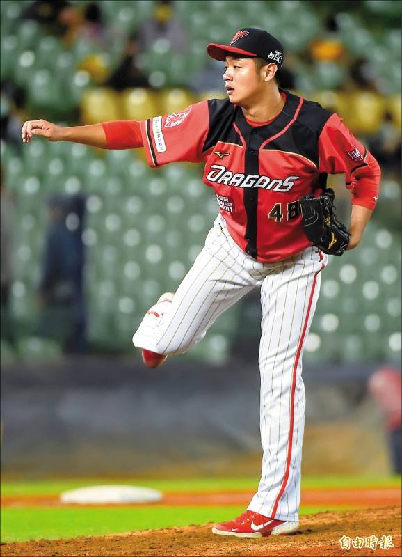 龍隊後援3局無失分的20歲投手林逸達，首次獲選單場MVP。(記者陳志曲攝)