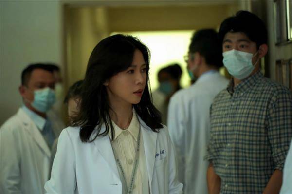 謝盈萱（前）在《疫起》中飾演外科主任。CATCHPLAY提供