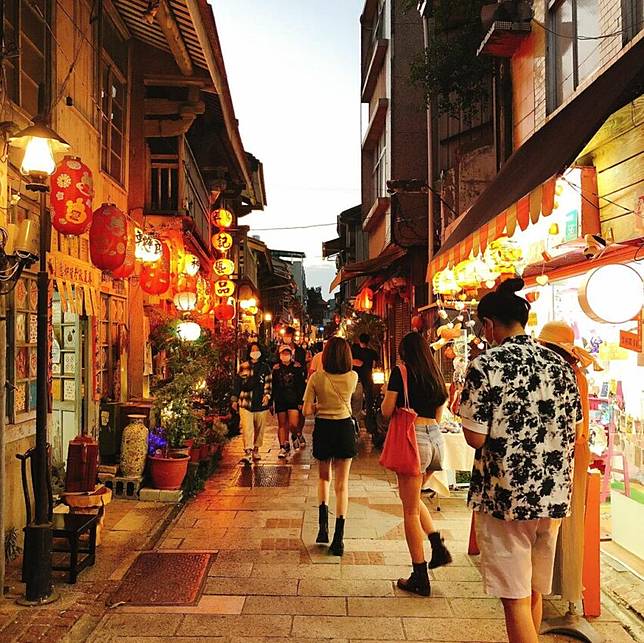 華燈初上的神農街，宛如府城條通。(圖片來源IG：@tristakuo0928)