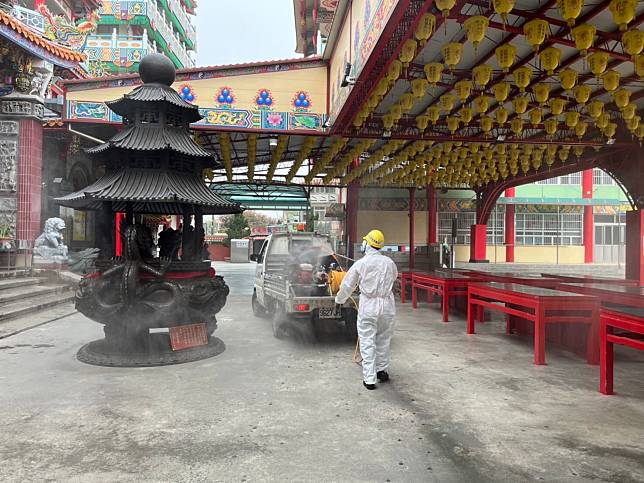 台東縣1名COVID-19本土個案來南鯤鯓代天府進香，防疫人員作足跡消毒。（衛生局提供）