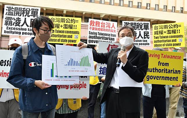 中華民國兩公約國際審查會時民間團體的志工在場外舉牌表達和平訴求。　（國內聯合國NGO世界公民總會提供）