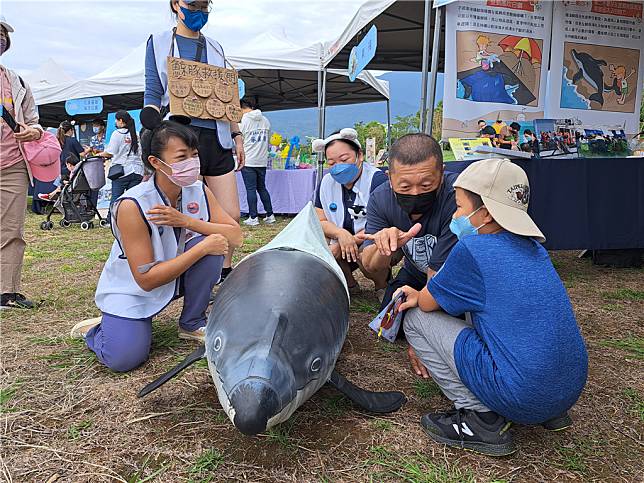 食魚選擇友善的漁業方式及合適的魚種，能夠減少對鯨豚棲息環境的破壞，間接促進海洋生物多樣性的維持。（圖片來源：中華鯨豚協會提供）