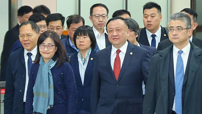 上海副市長華源（紅色領帶者）率團抵台參加雙城論壇，台北市副市長林奕華（左二）前往接機。陳品佑攝