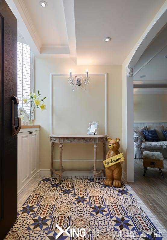 
6.這是一款很精緻的玄關入口設計，歐式風格給人一種沈穩的高級感，門口的小熊則是這個空間的一個亮點，可愛又生動。

Credits: homify / <a href=