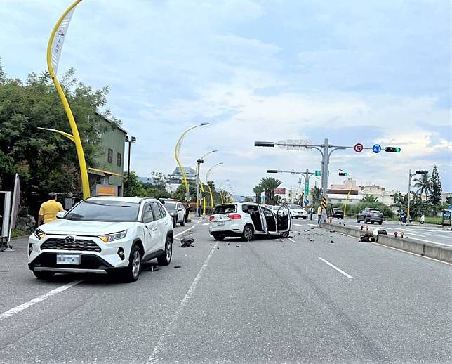 花蓮某高中校長開車載5名學生到台東參訪，16日返 程時疑疲勞駕駛在南濱路、南海三街口自撞中央分隔 島，波及同向自小客車，駕駛及車上5學生均擦挫 傷，事故原因待警方釐清。 （民眾提供） 中央社記者李先鳳傳真 113年6月16日