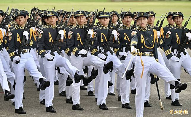 陸軍官校16日舉行創校百年校慶，學生部隊士氣高昂，展現壯盛軍容。(記者羅沛德攝)