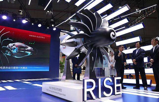 Visitors look at the RISE technology demonstrator program model at the exhibition area of General Electric during the seventh China International Import Expo (CIIE) in east China's Shanghai, Nov. 5, 2024. (Xinhua/Fang Zhe)