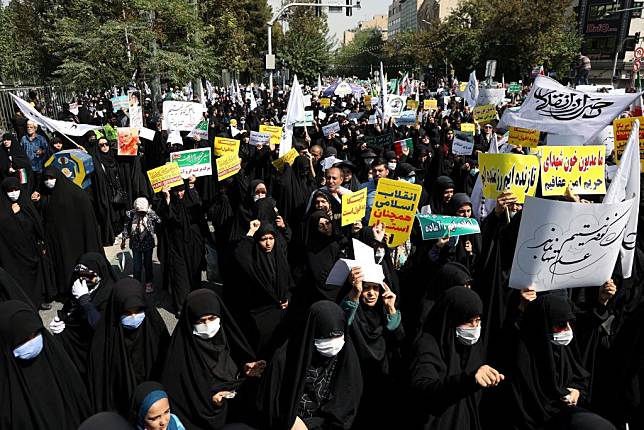 伊朗女子艾米尼因違反服裝規定遭宗教警察逮捕後死亡，引發大規模示威，媒體報導至少造成三十五人喪命。（路透）