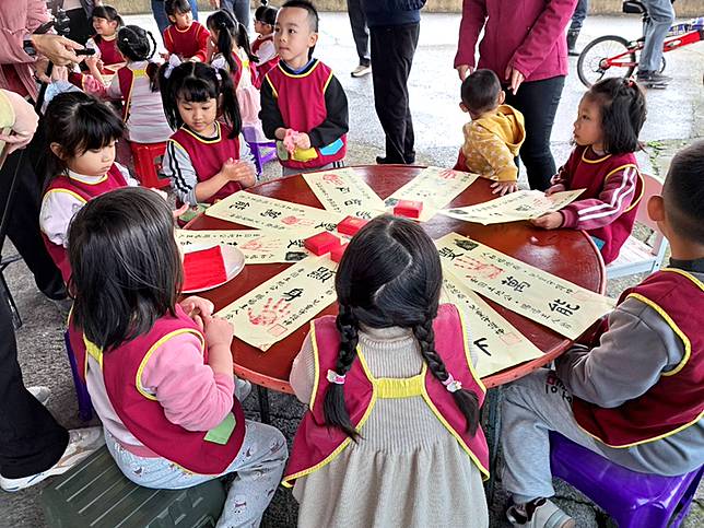 全台唯一牽囝土地公 替孩子祈福過兒童節