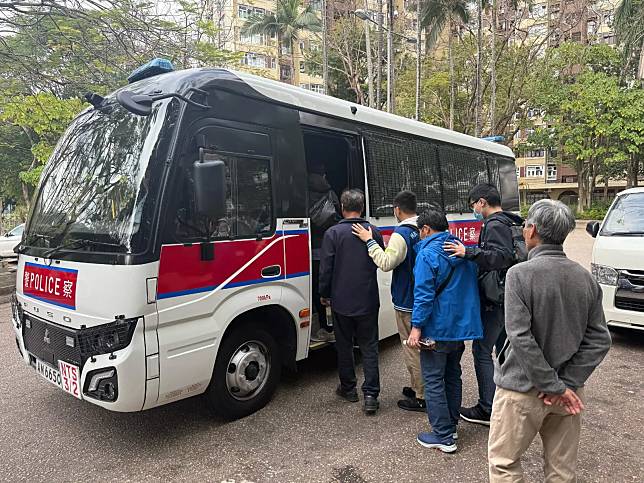 警沙田馬鞍山打擊街頭聚賭拘12人。(警方圖片)