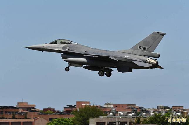 在夏威夷檀香山機場發生降落意外，編號6716的F-16A單座戰機，下午1時24分平安飛返空軍花蓮基地。(記者游太郎攝)