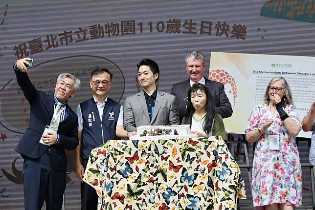 台北市長蔣萬安（左三）出席市立動物園建園一百一十週年活動，一同切蛋糕為園區慶生。 （中央社）