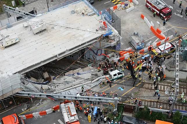 韓國首爾西大門區西小門高架道路拆除現場崩塌，至少1死亡、另有1人心臟驟停，還有至少5人受傷。（圖／美聯社／達志影像）