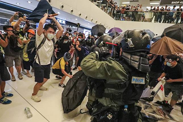 Protesters and police clash in New Town Plaza shopping centre in Sha Tin, Hong Kong. Photo: Felix Wong