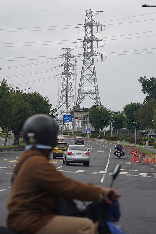 行政院長卓榮泰答詢表示，政府會努力讓民生電價穩定，這是首要目標。圖為台北市士林區高壓電塔。(中央社)